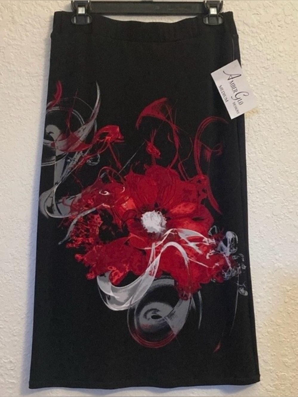 Amberglo designs Black/ bold red floral midi skirt. Sz M. NWT